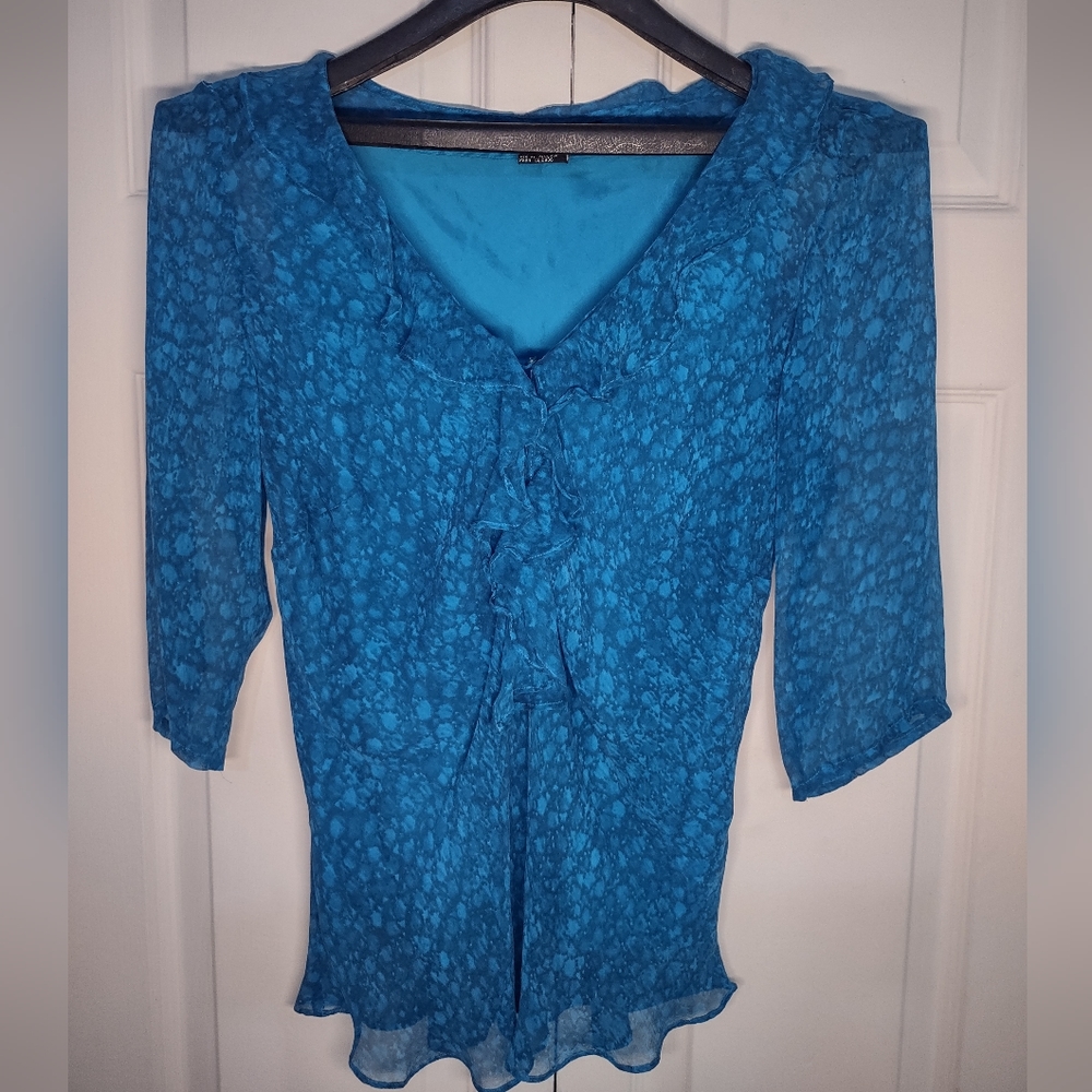 ECI NEW YORK Blue Silk Floral Blouse Ruffle 3/4 Sleeve Small Hidden Button